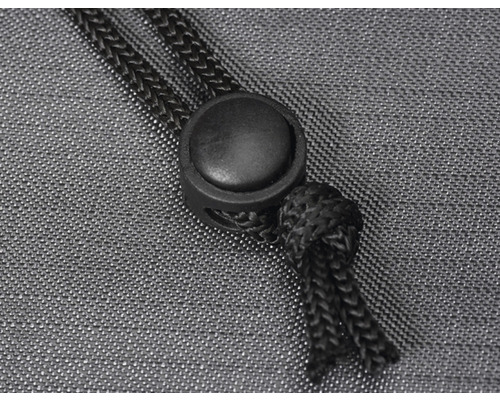 Detailaufnahme eines Kordelzugs mit Stopper an einem Textilprodukt