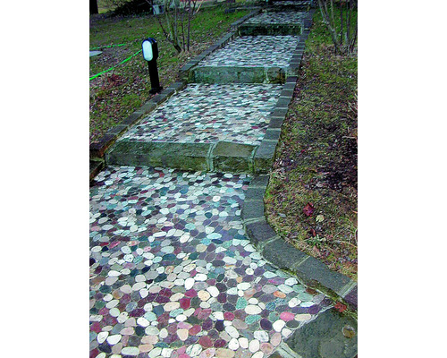 Treppe mit Steinmuster im Garten