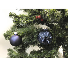 Zwei dunkelblaue Christbaumkugeln am Weihnachtsbaum