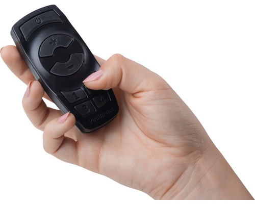 Eine Hand hält eine schwarze Paulmann Fernbedienung mit Tasten für Ein- und Ausschalten, Lautstärke und Speicherplätze.