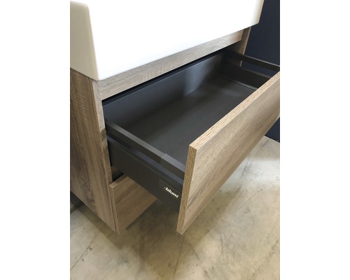 Waschtischunterschrank mit geöffneter Schublade und Blum Logo