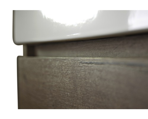 Detailaufnahme eines Waschtischunterschranks mit Holzoptik und Keramikwaschbecken