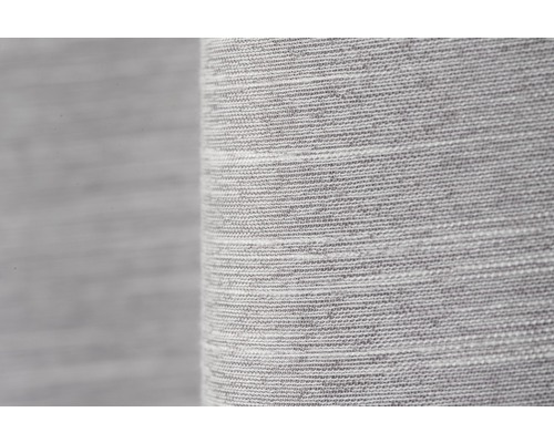 Detailaufnahme eines grauen Möbelstoffes mit feiner Webstruktur