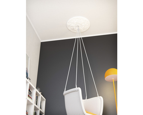 Deckenrosette mit Hängesessel in einem Zimmer