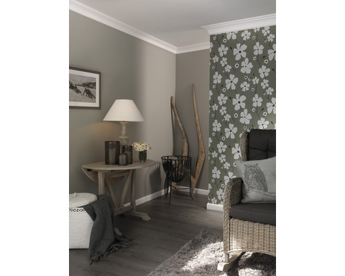 Wohnzimmer mit Holzboden, Blumendekor Tapete und Holzmöbeln.