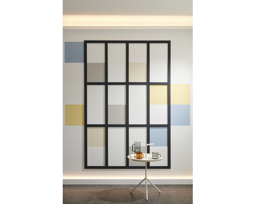 Wandgestaltung mit Farbelementen und Tisch mit Getränken