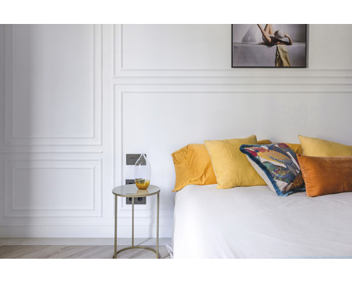 Schlafzimmer mit Bett, Kissen und Nachttisch