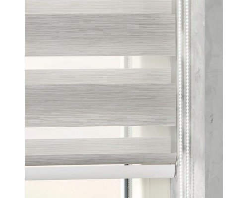 Fensterdekoration mit horizontalen Streifen und Kettenzug