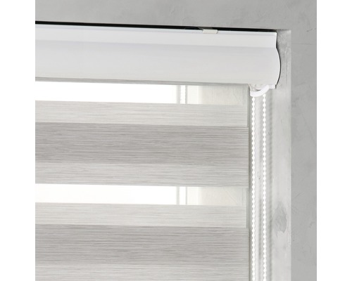 Fensterrollo mit horizontalen Streifen