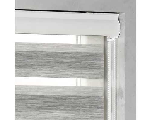 Fensterrollo mit abwechselnden transparenten und undurchsichtigen Streifen