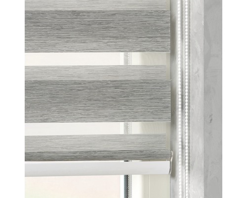 Graues Doppelrollo mit Kettenzug am Fenster