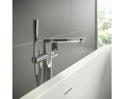 Freistehende Badewanne mit verchromter Armatur und Handbrause
