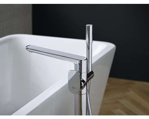 Freistehende Badewanne mit Badewannenarmatur