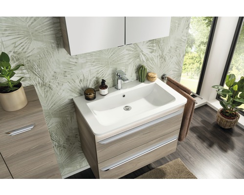 Badezimmer mit Waschtischunterschrank, Waschbecken und Armatur