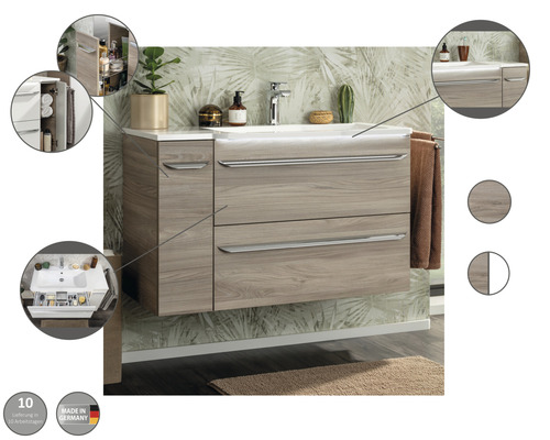 Badezimmer mit Waschtischunterschrank und offenem Badezimmerschrank