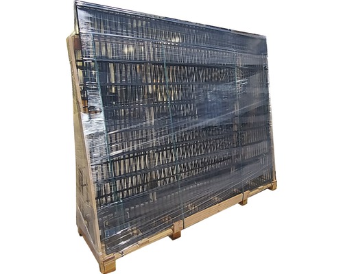 Eingepackte Metallzaunelemente auf einer Holzpalette.
