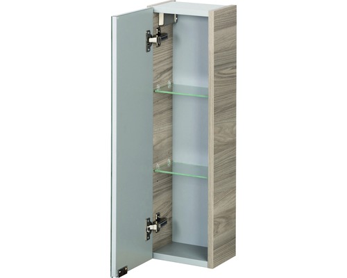 Offener Badezimmerschrank mit Glasablagen