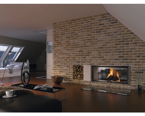 Wohnzimmer mit gemauerter Wand, Kamin, Holzlager und Wohnzimmermöbeln.