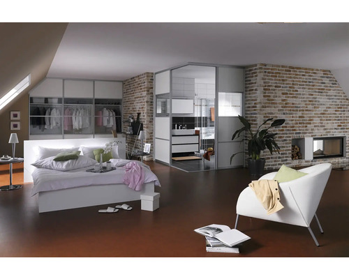 Helles Schlafzimmer mit Bett, Kleiderschrank, Badezimmer und Backsteinmauer