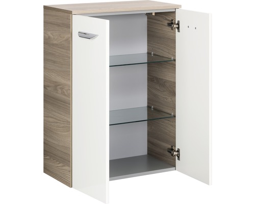 Offener Badezimmerschrank mit Glasablagen