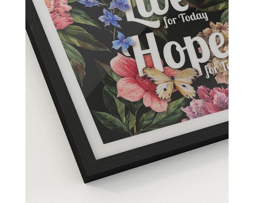 Gerahmtes Poster mit Blumenmotiv und dem Schriftzug Lebe und Hoffe