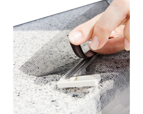 Montage eines Insektenschutzgitters am Fensterrahmen mit Magnetband.