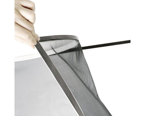 Installation eines Insektenschutzgitters am Fensterrahmen