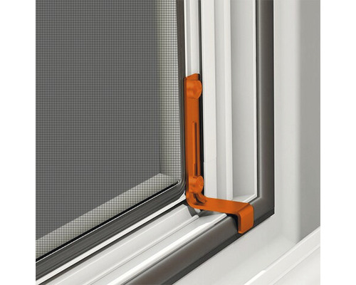 Detailansicht eines Insektenschutzfensters mit Befestigungswinkel