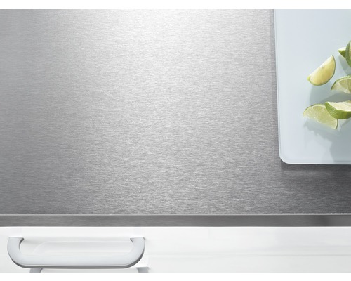 Arbeitsplatte aus Edelstahl mit Schneidebrett und Limettenspalten