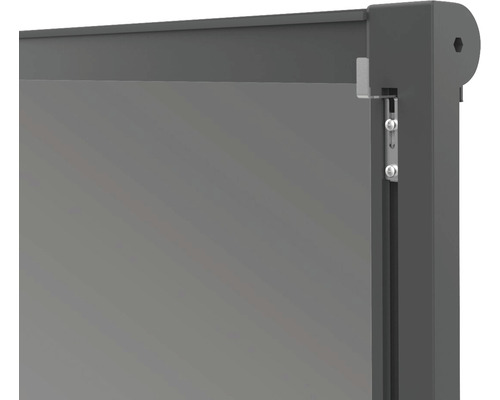 Detailansicht eines Rollladens mit Führungsschienen