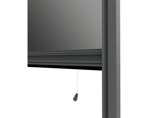 Fenster mit Rollladen und Zugschnur