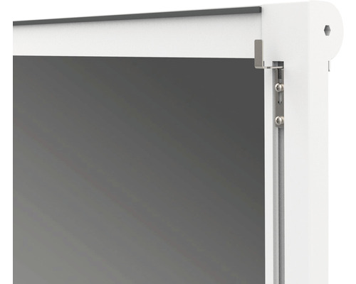 Detailansicht eines Rollladens mit seitlicher Führungsschiene und Halterung