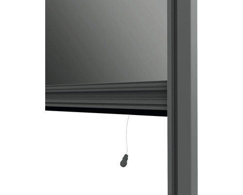 Detailansicht eines Fensters mit Rollladen und Zugschnur