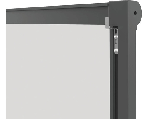 Detailansicht eines Sichtschutzelements mit Rahmen und Befestigung