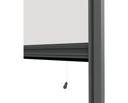 Detailansicht eines Rollos mit Bedienkette und Rahmen