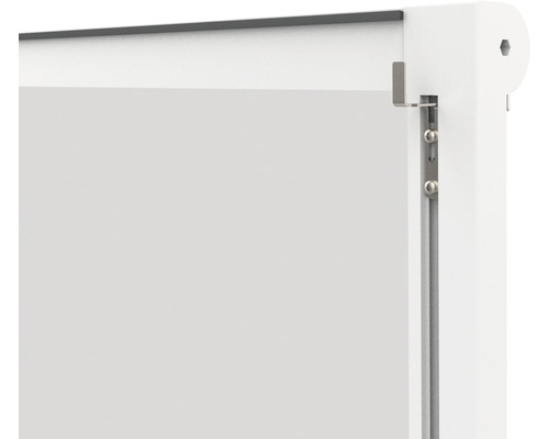 Detailansicht einer weißen Jalousie mit Metallelementen