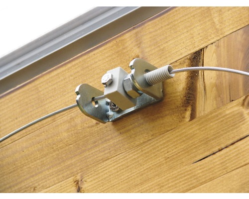 Detailansicht eines montierten Drahtseilspanners an einer Holzwand