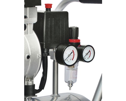 Detailansicht eines Kompressors mit Manometern zur Druckmessung