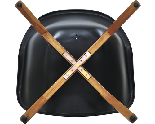 Detailansicht der Unterseite eines Stuhls mit Holzbeinen und einer Sitzfläche