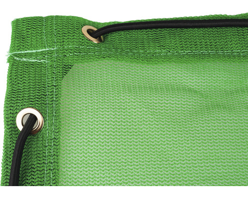 Detailaufnahme eines grünen Schutznetzes mit Ösen und Gummizug zur Befestigung.