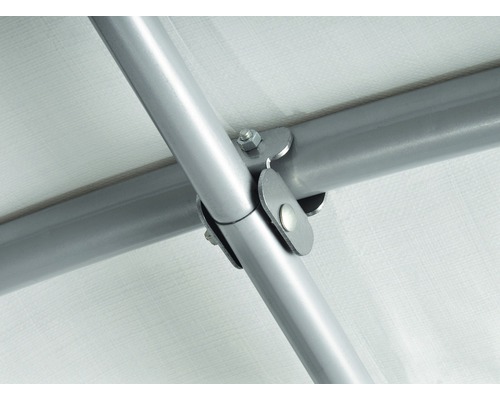 Detailaufnahme von verbundenen Metallrohren mit Verschraubung.