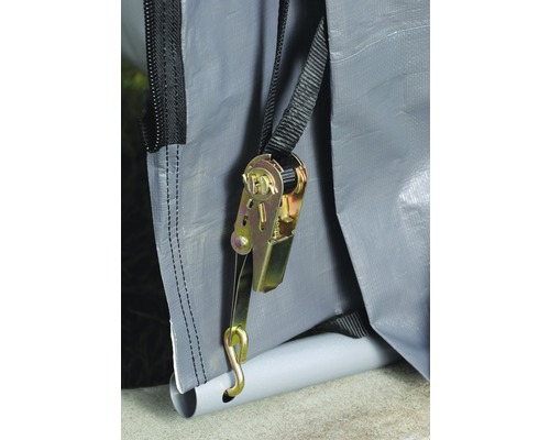 Detailansicht einer Ratschenzurrgurtbefestigung an einer Plane