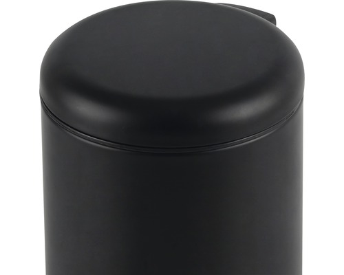 Detailansicht eines schwarzen Abfalleimers mit Deckel