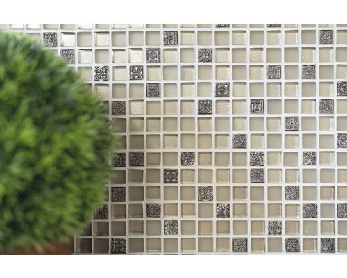 Mosaikfliesenwand mit dekorativen Mustern