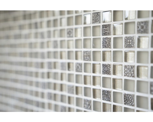 Mosaikfliesenwand mit quadratischen Mustern