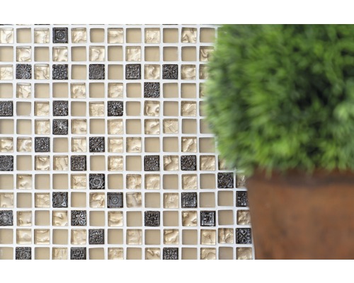 Mosaikfliesenwand mit quadratischen Fliesen und Topfpflanze