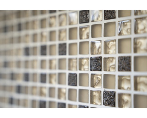 Nahaufnahme von quadratischen Mosaikfliesen für den Innenbereich