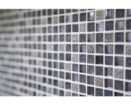 Mosaikfliesen mit quadratischen Mustern auf einer Wand
