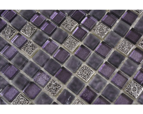 Nahaufnahme von violetten und grauen Glasmosaikfliesen mit silberfarbenen Dekorelementen