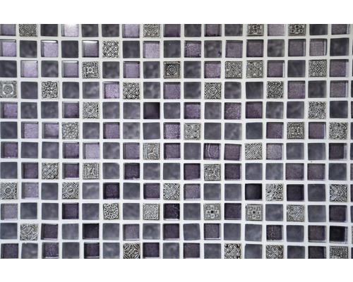 Mosaikfliesen mit quadratischen Glas- und Dekorelementen